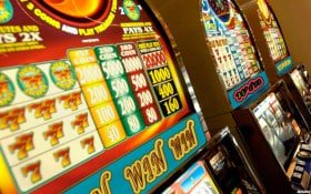 Tampilan layar Wild Fireworks dengan simbol petasan dan kembang api berwarna-warni
